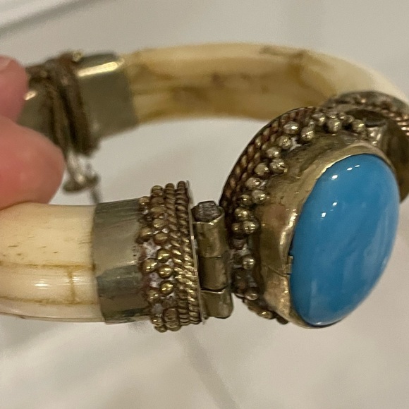 COPY - Vintage Bone Hinged Bracelet - Picture 6 of 7